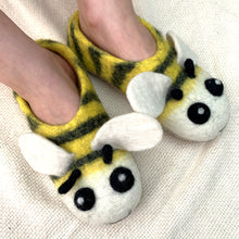 Load image into Gallery viewer, Children’s felt bee slippers
