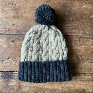Knitted single cable pompom hat