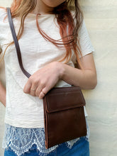 Load image into Gallery viewer, Leather sling purse
